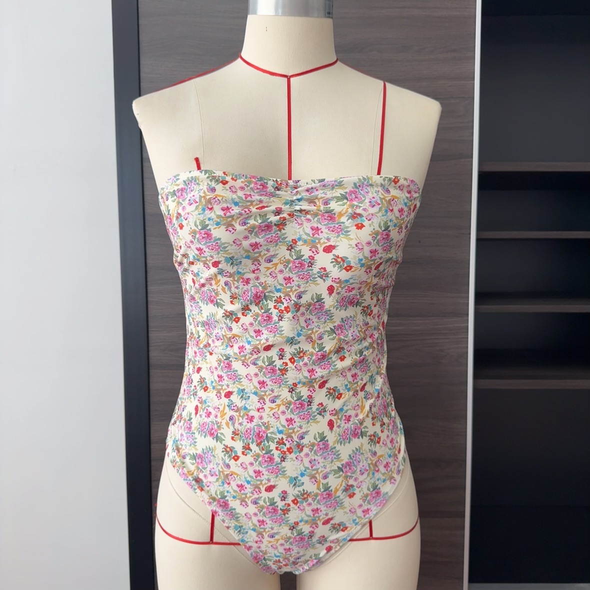Neuer europäischer und amerikanischer Badeanzug mit Blumenmuster für Damen, figurbetonter, sexy Bikini mit abnehmbaren Schulterträgern (Modelljahr 2025)_voghion.com
