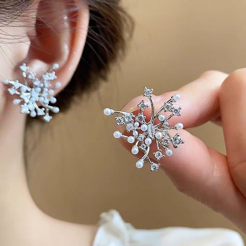 Light Luxury Retro Elegant & Regal Butterfly Flower Earrings—Niche Design, Fashionable, Flashing Zircon Trendy Ear Jewelry Accessories