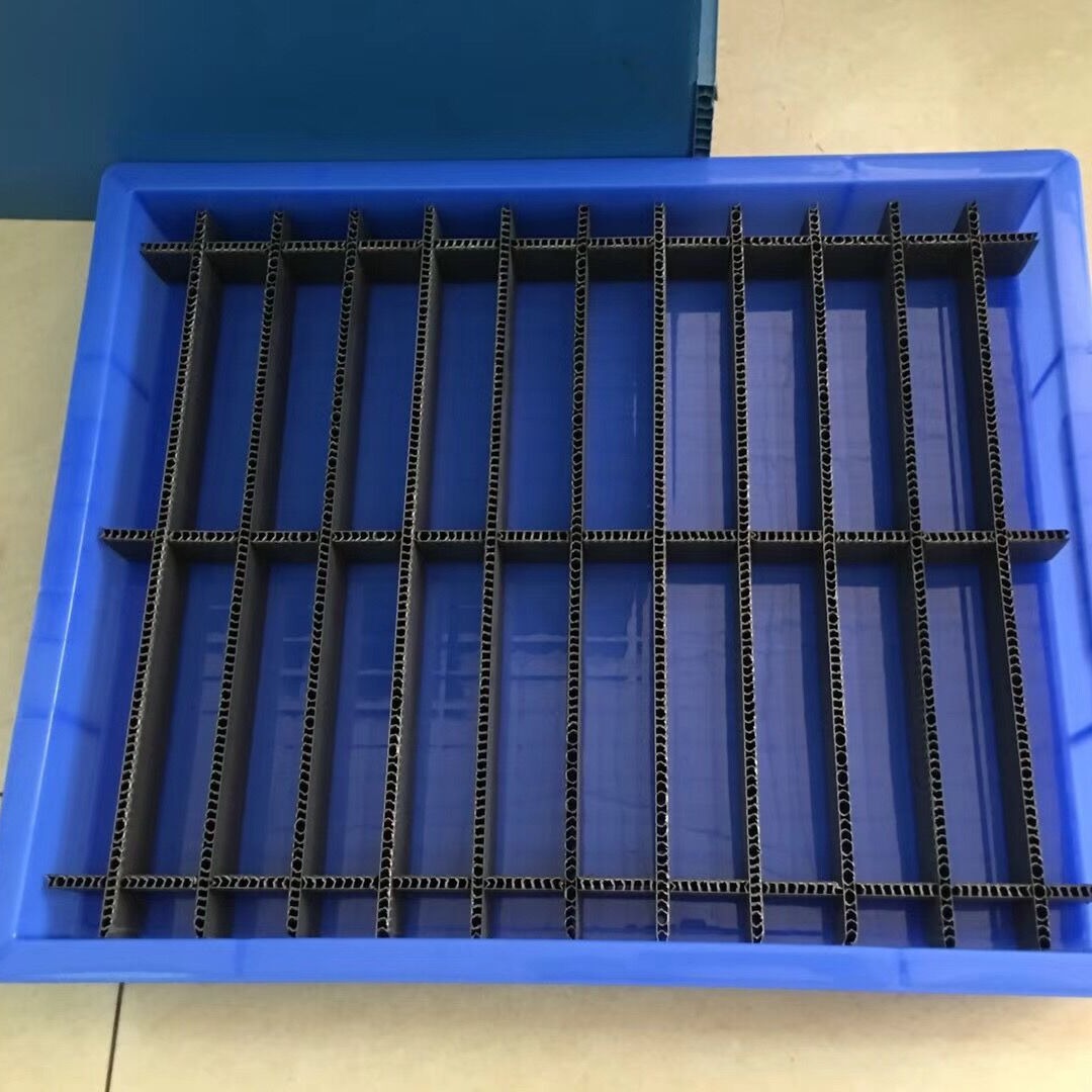 供应兰色塑胶筐加黑色隔板刀卡 塑料黑色中空板刀卡 塑料隔板