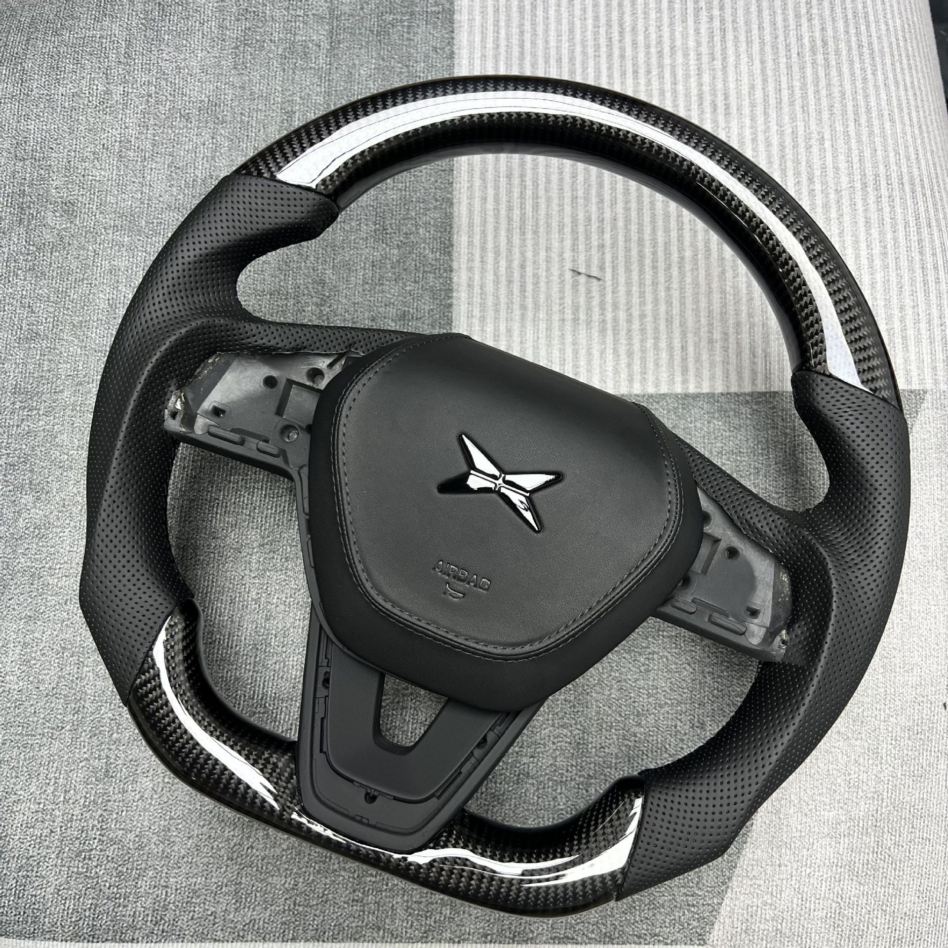 Car Carbon Fiber Steering Wheel Customization Is Suitable for Xpeng Car Interior Steering Wheel Assembly Upgrade and Modification Processing
