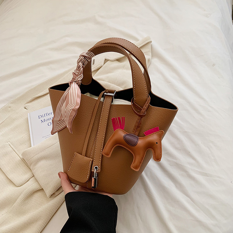 Bolso de diseño de nicho de estilo occidental de alta gama para mujer 2023 nuevo bolso de cerradura de red popular bolso de cubo de todo fósforo