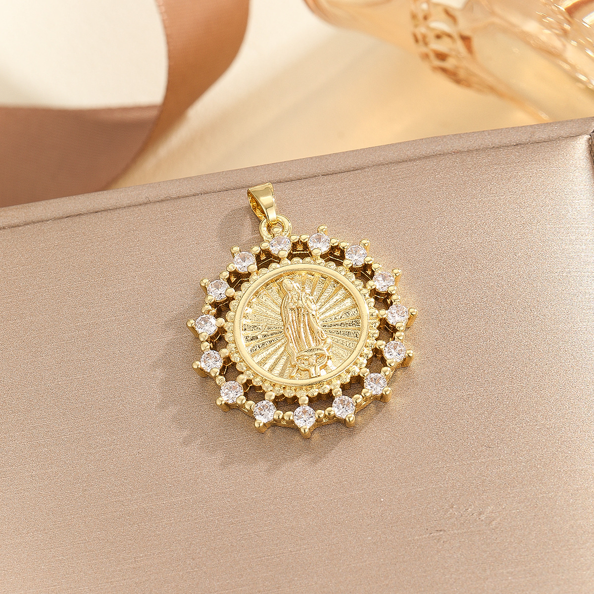 Virgin Mary, Solid Color Pattern 1 Piece Copper Rhinestones Virgin Mary Solid Color Pendant Chain