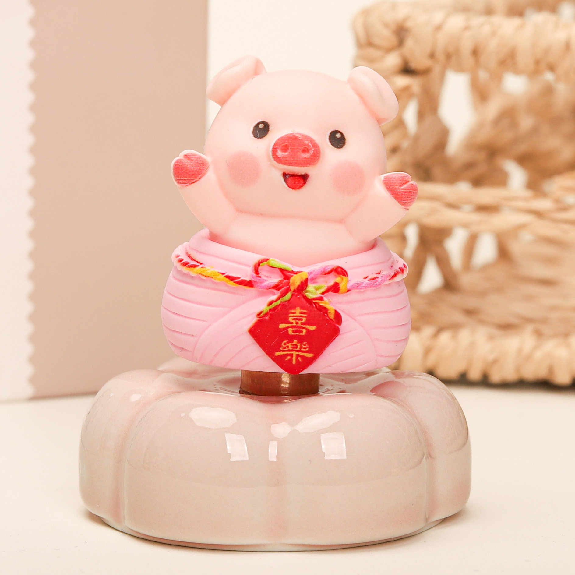 Internet Celebrity Dreamer Capybara Lulu Rotating Car and Desktop Ornament, Gift for Stalls and Giveaways, Wholesale