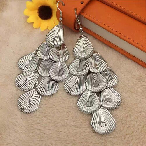 All-or-nothing Jin Chen's same style earrings, long hollow scallop earrings, elegant tassels, niche personality earrings