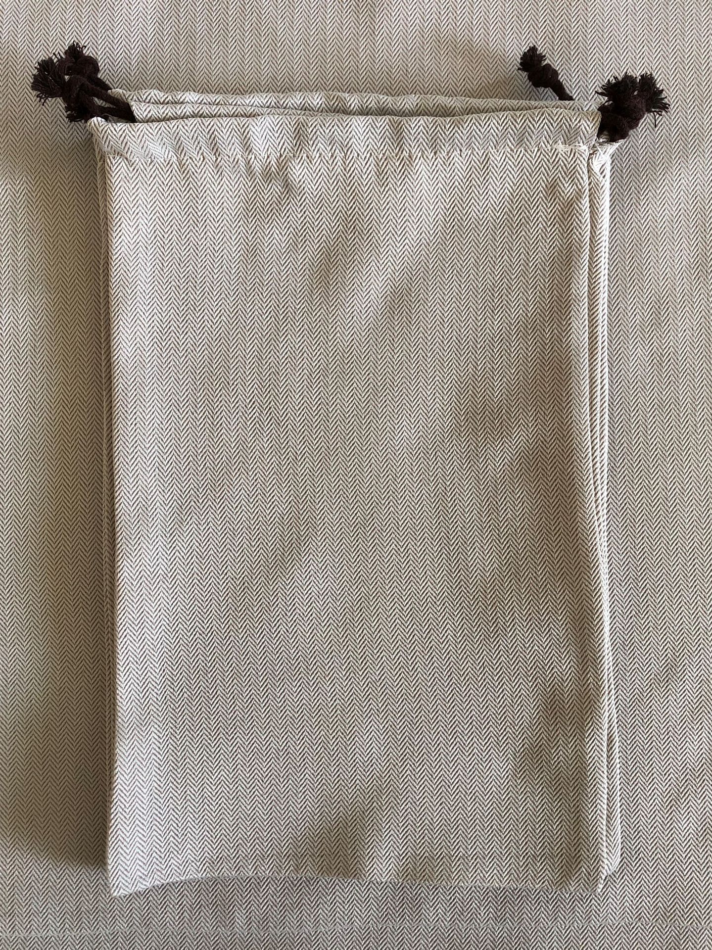 18*28cm de alto; gris; paños de espiga