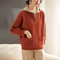 お母さんの春と秋のコートのファッション的な赤い本命年に服を着ます。