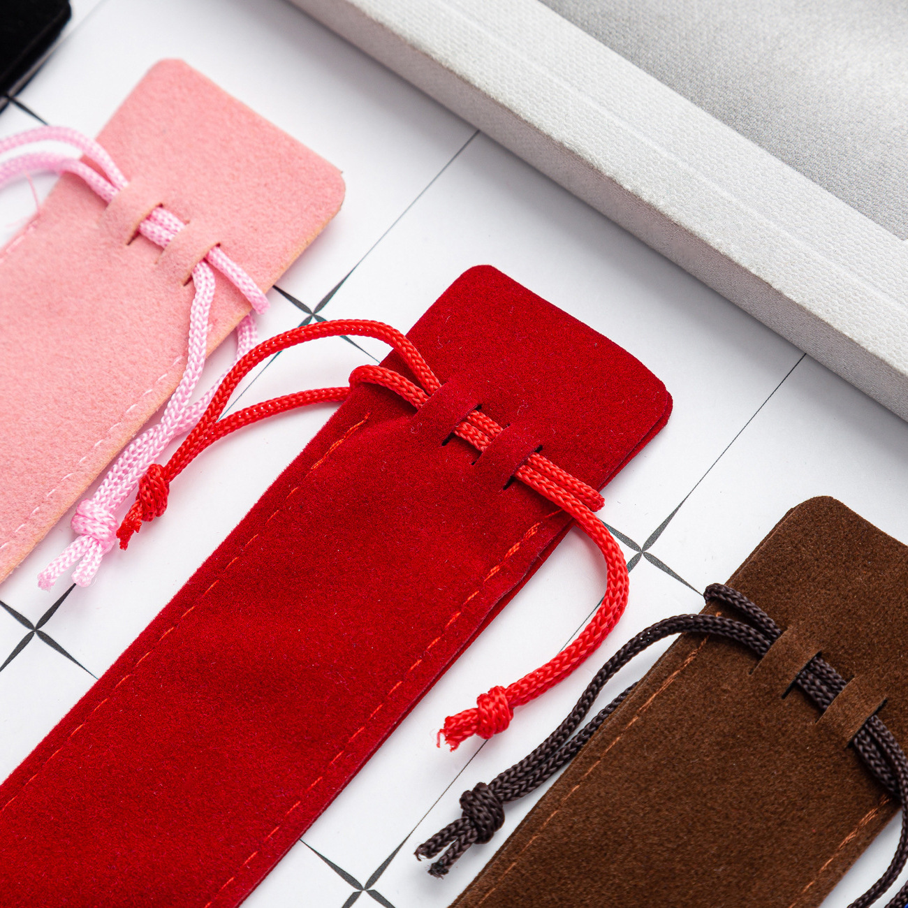 En stock caja de lápices de franela multicolor engrosada de dos lados bolsa de embalaje de la pluma de cristal con cordón bolsa de regalo de la pluma impresa LOGO