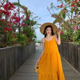 松弛感橘色裙子多巴胺海岛穿搭棉质吊带连衣裙宽松慵懒风海边度假