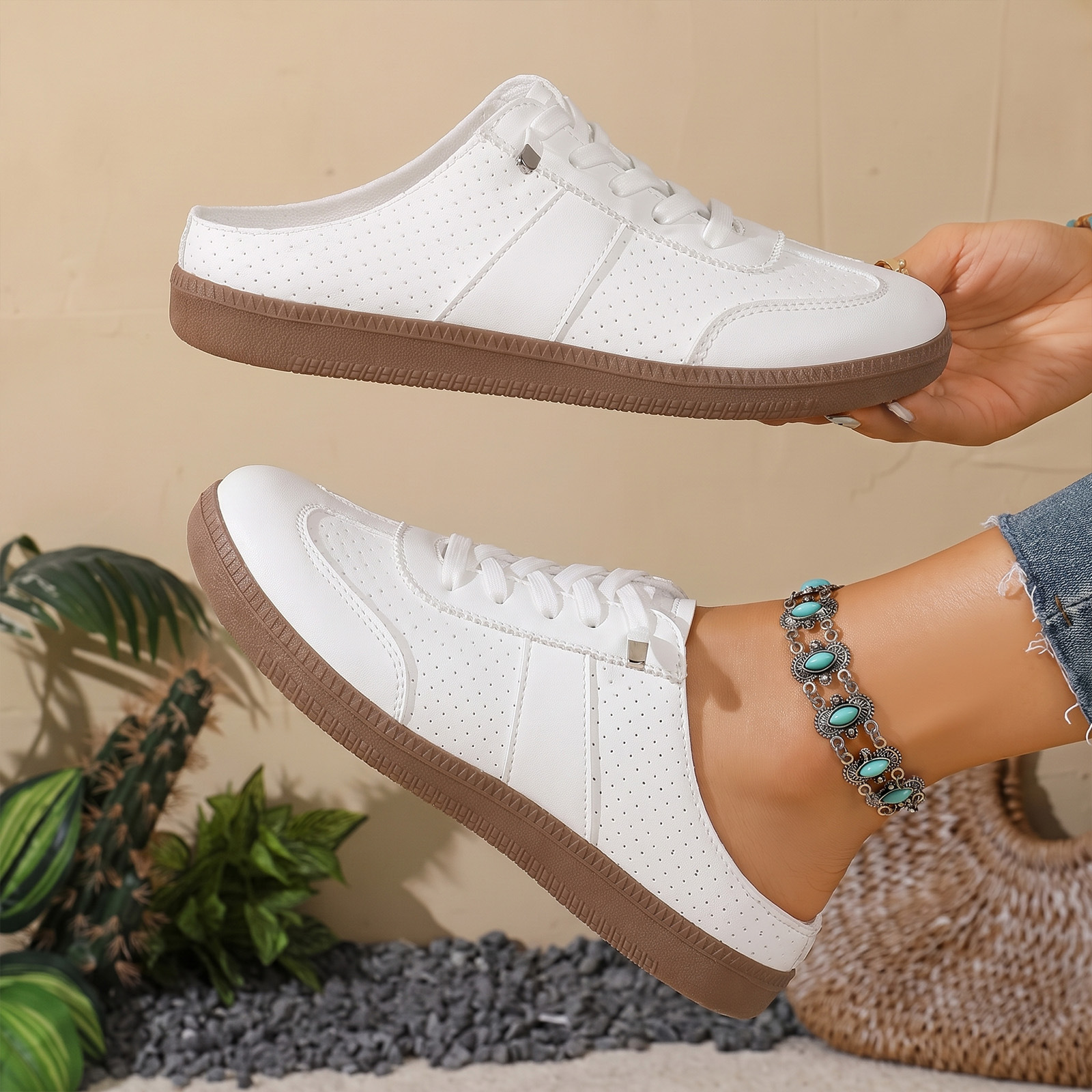 Zapatos de verano transfronterizos de mujer agujero de ventilación de la cabeza de lazo medio arrastrado de color con base suave zapatos perezosos de estilo de viaje ocio