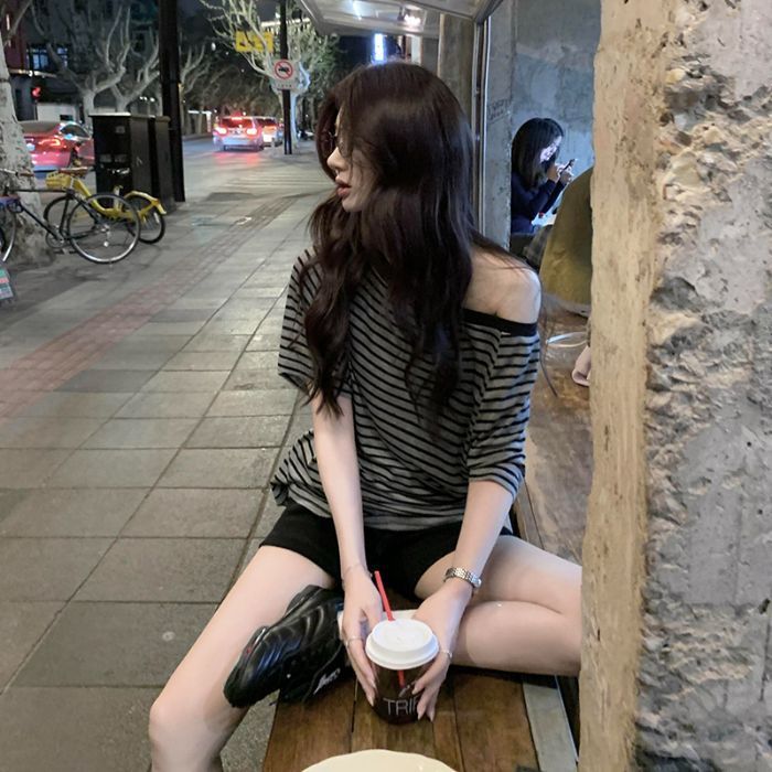 韓国版の新しいゆったりとしたレイジーストライプの斜め肩半袖Tシャツ、夏の女性用、肉感をカバーし、スリムに見せる、オフショルダーのリラックストップ|undefined