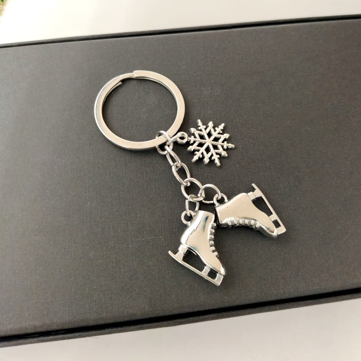 Nuevo invierno europeo y americano transfronterizo Venta caliente copo de nieve patines aleación llavero Navidad joyería