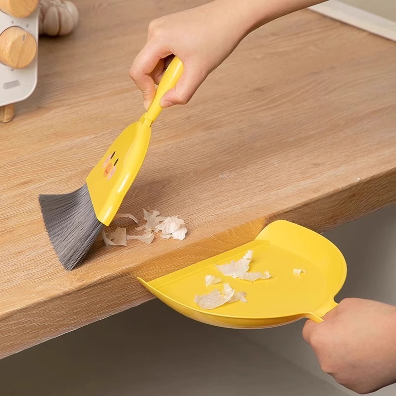 デスクトップのミニほうきセットテーブルの掃除道具子供用箕の組み合わせの小さなほうきの机の上|undefined