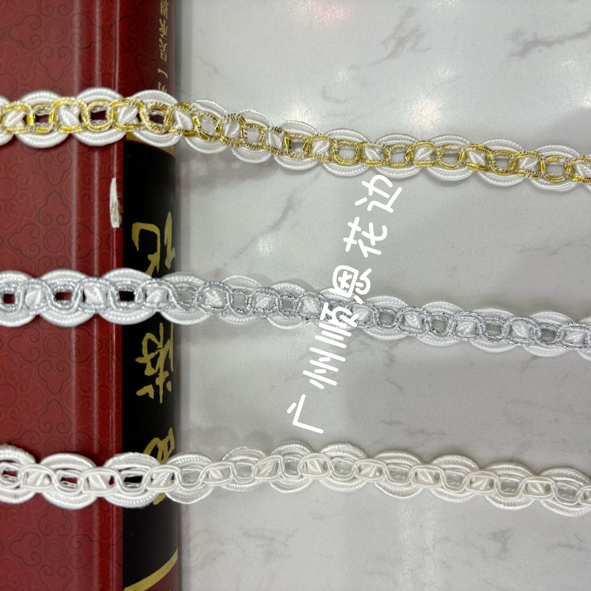 Fábrica en stock Venta Directa estilo étnico encaje con cuerda de pozo oro y plata seda ocho caracteres encaje vestido de novia traje Accesorios