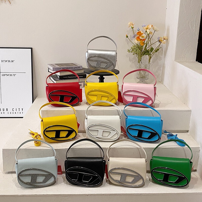 Niche design Dingdang bag 2025 new model handbag and crossbody bag, acrylic chain small square bag with trendy lock design Niche design Dingdang bag 2025 new model handbag and crossbody bag, acrylic chain small square bag with trendy lock design
