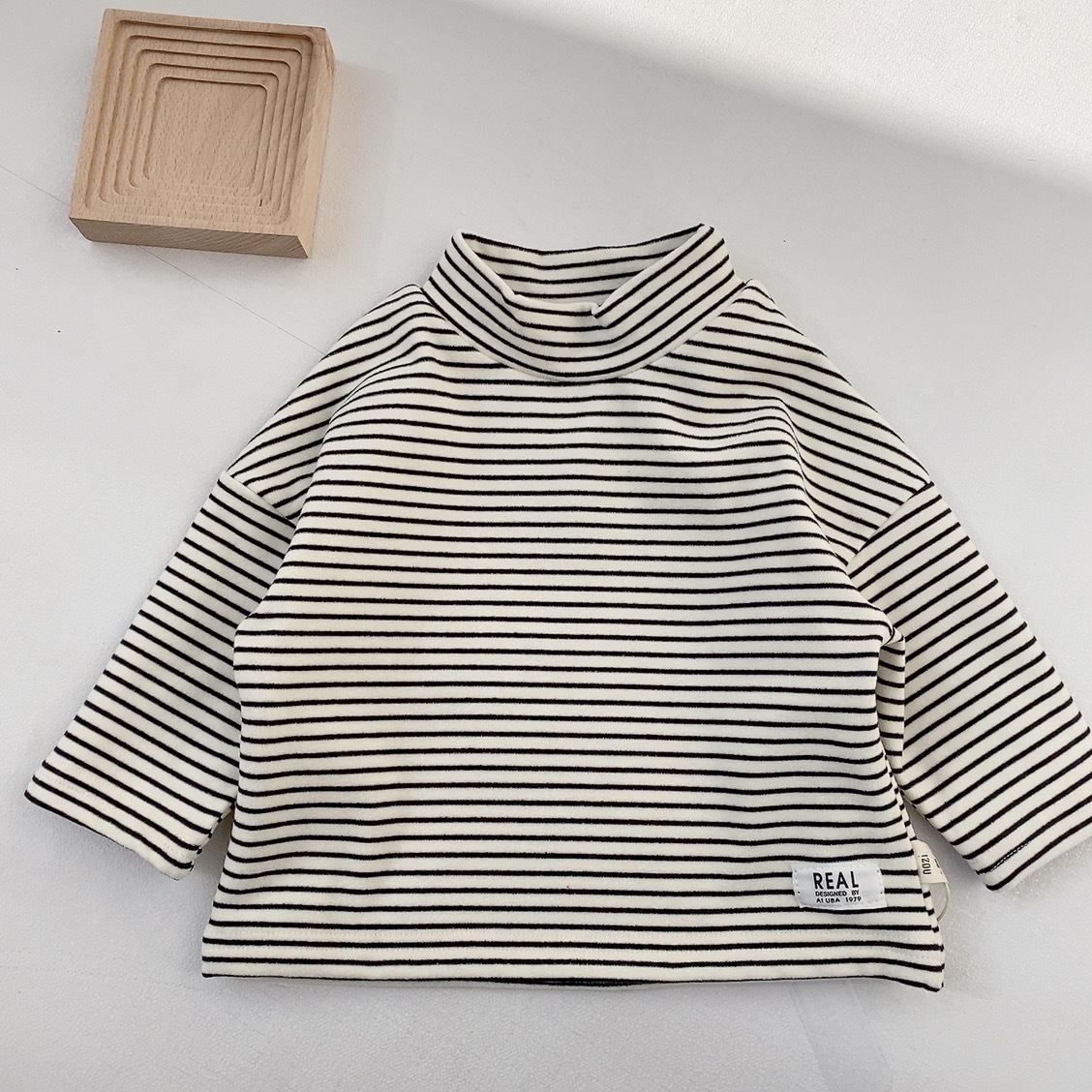 Camiseta de capa base para niños, ropa infantil de estilo coreano, camiseta de capa base a rayas con media cuello alto para bebé, jersey para bebé de primavera y otoño.