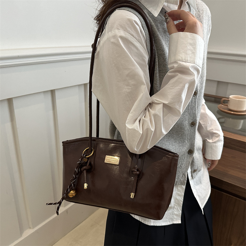 Alta sensación de viaje retro bolsas de gran capacidad para mujeres 2024 nuevo otoño invierno versátil bolsas de hombro de brazo bolsas especiales