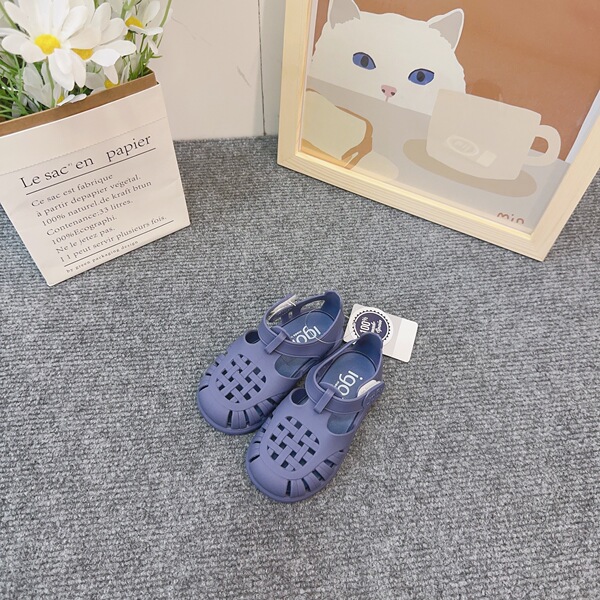 Fashionable beach non-slip sandals
