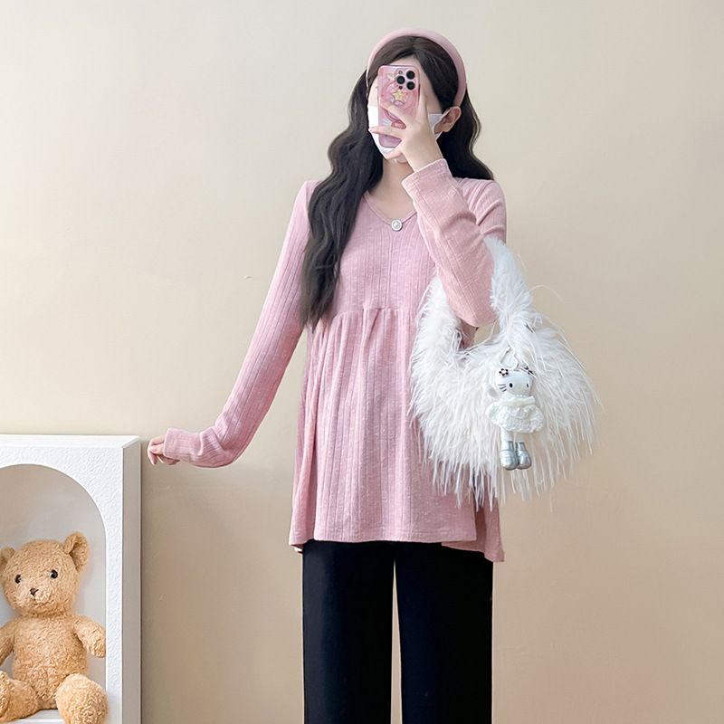 New autumn and winter loose-fit, plus-size V-neck knit top for pregnant women, Korean style, sweet and flattering, casual and versatile, perfect as a base layer