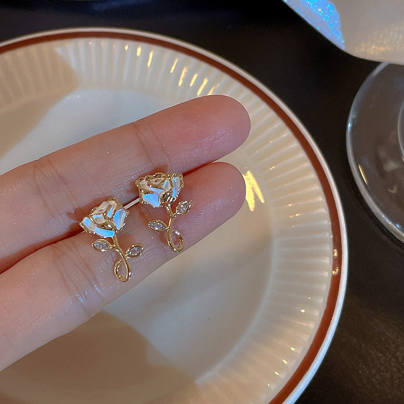 Luz de lujo de alto nivel nicho de diseño femenino sensación de aretes de bordilla temperamento perla asimetría joyería perla al por mayor