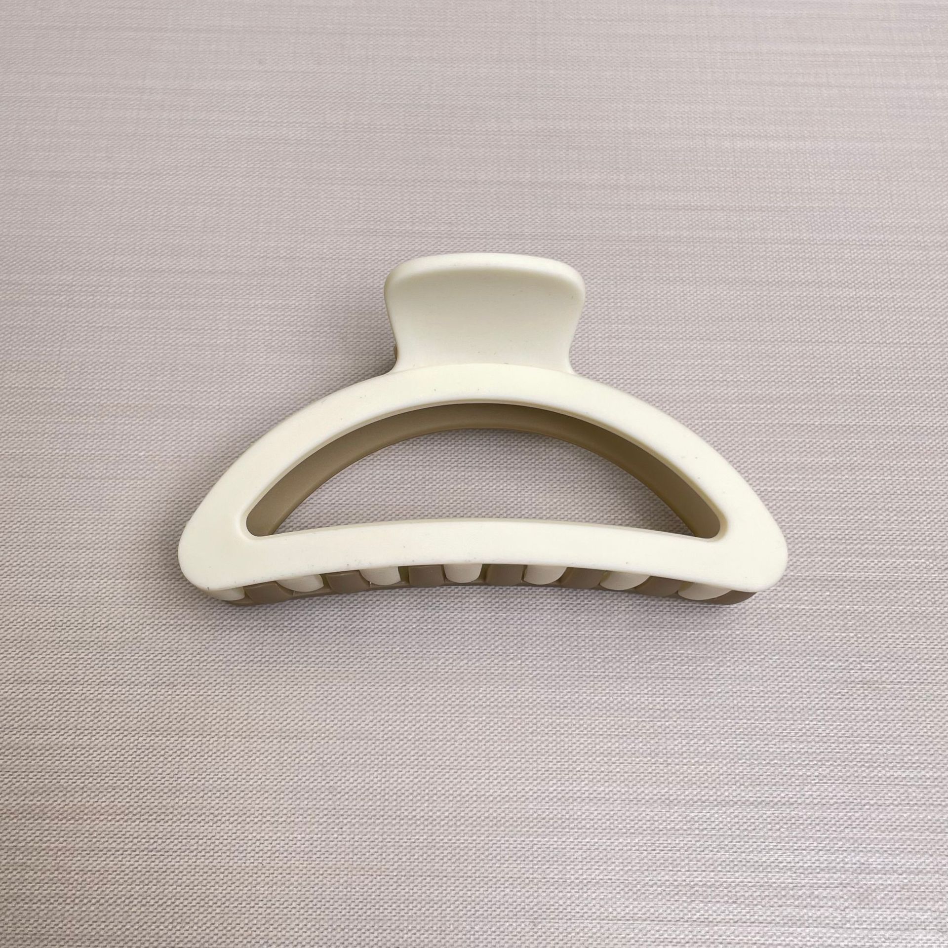 Oufeile superficie de dos colores AB textura esmerilada agarre cuchara trasera femenina alta Cola de Caballo tiburón clip accesorios para el cabello horquilla al por mayor