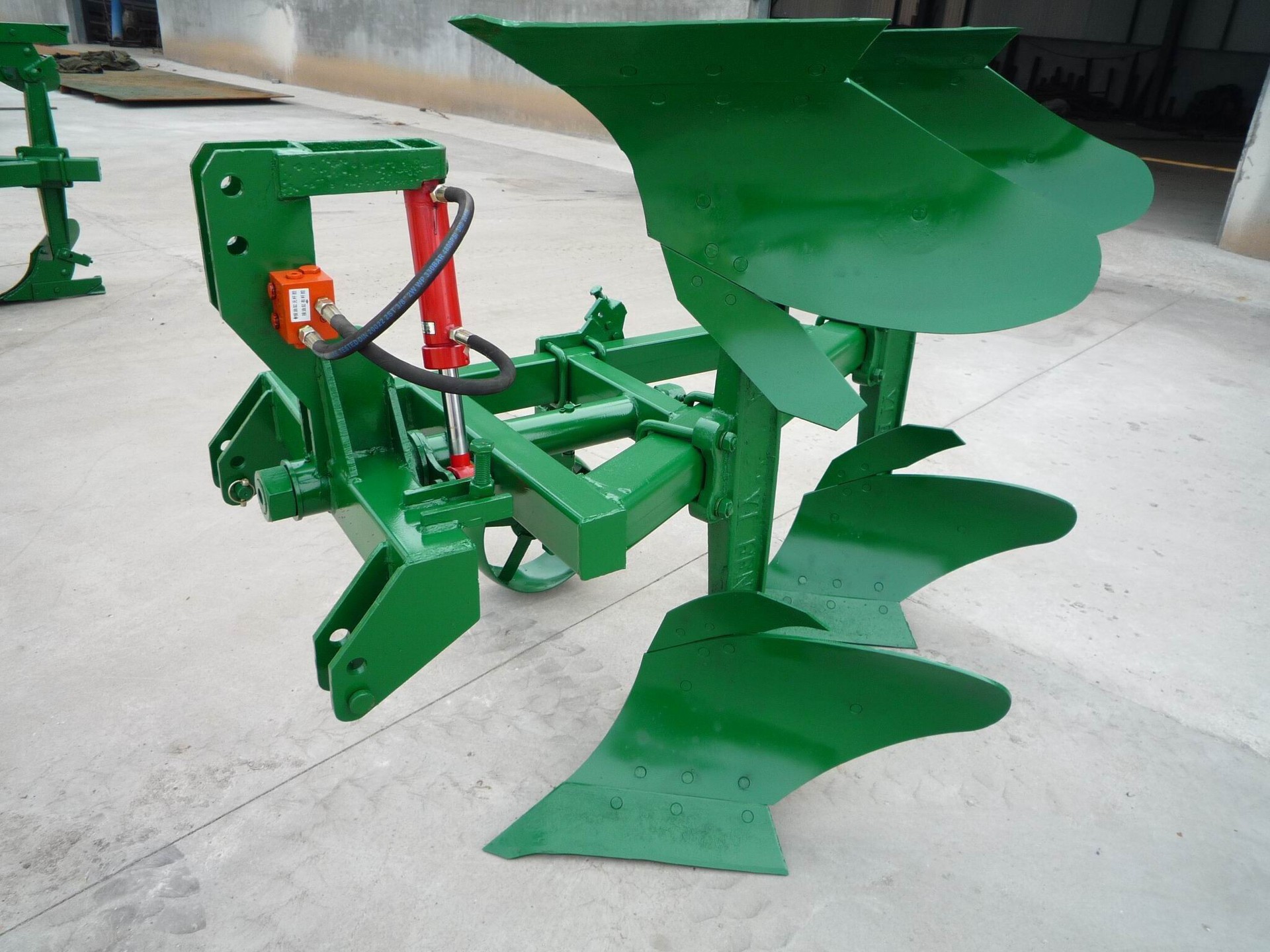 供应翻转犁定制耕深25cm液压翻转犁1LF 425双向液压反转犁