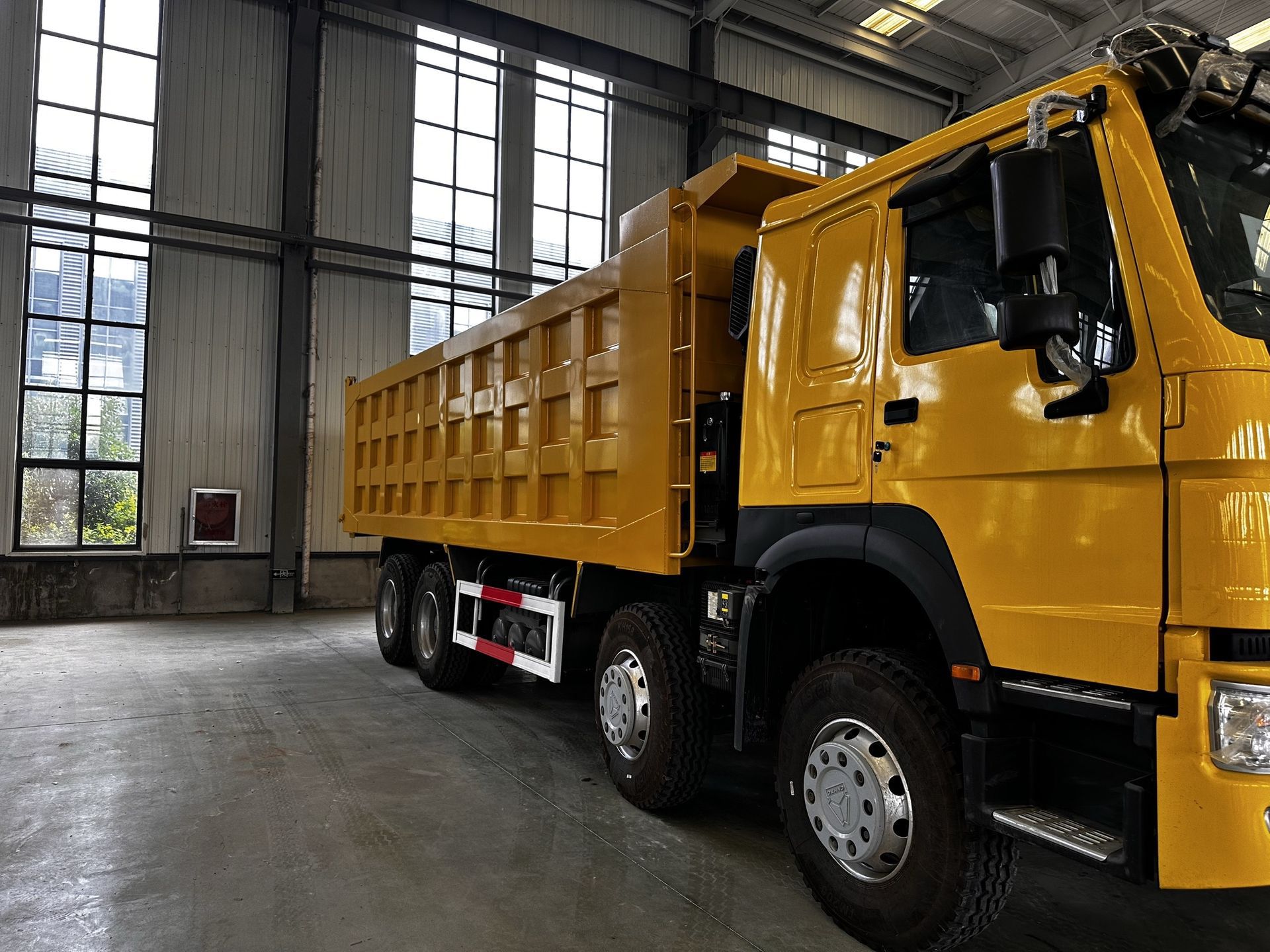 Howo 12-wheel dump truck for transporting soil and debris, direct factory supply, factory refurbished dump truck, used vehicle