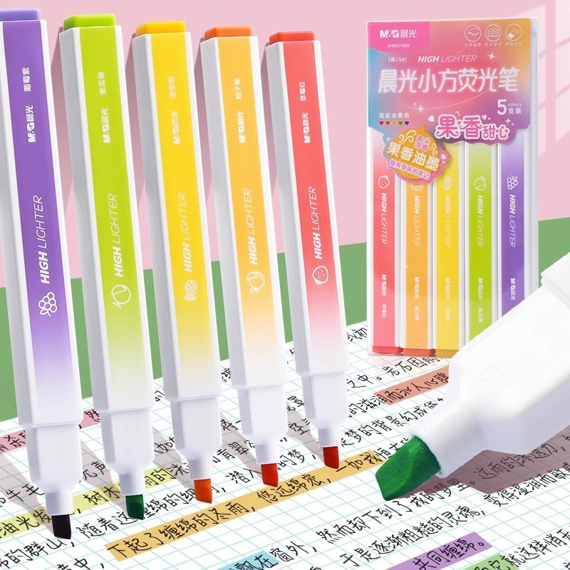 朝の光の直液式の蛍光ペンのマーカーのペンの学生はノートをします。|undefined