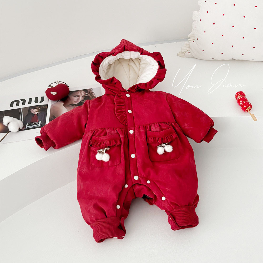 2024 nuevo producto de invierno mono de bebé lindo bolsillo de cereza grueso cálido y cómodo vestido de salida con capucha mamelero