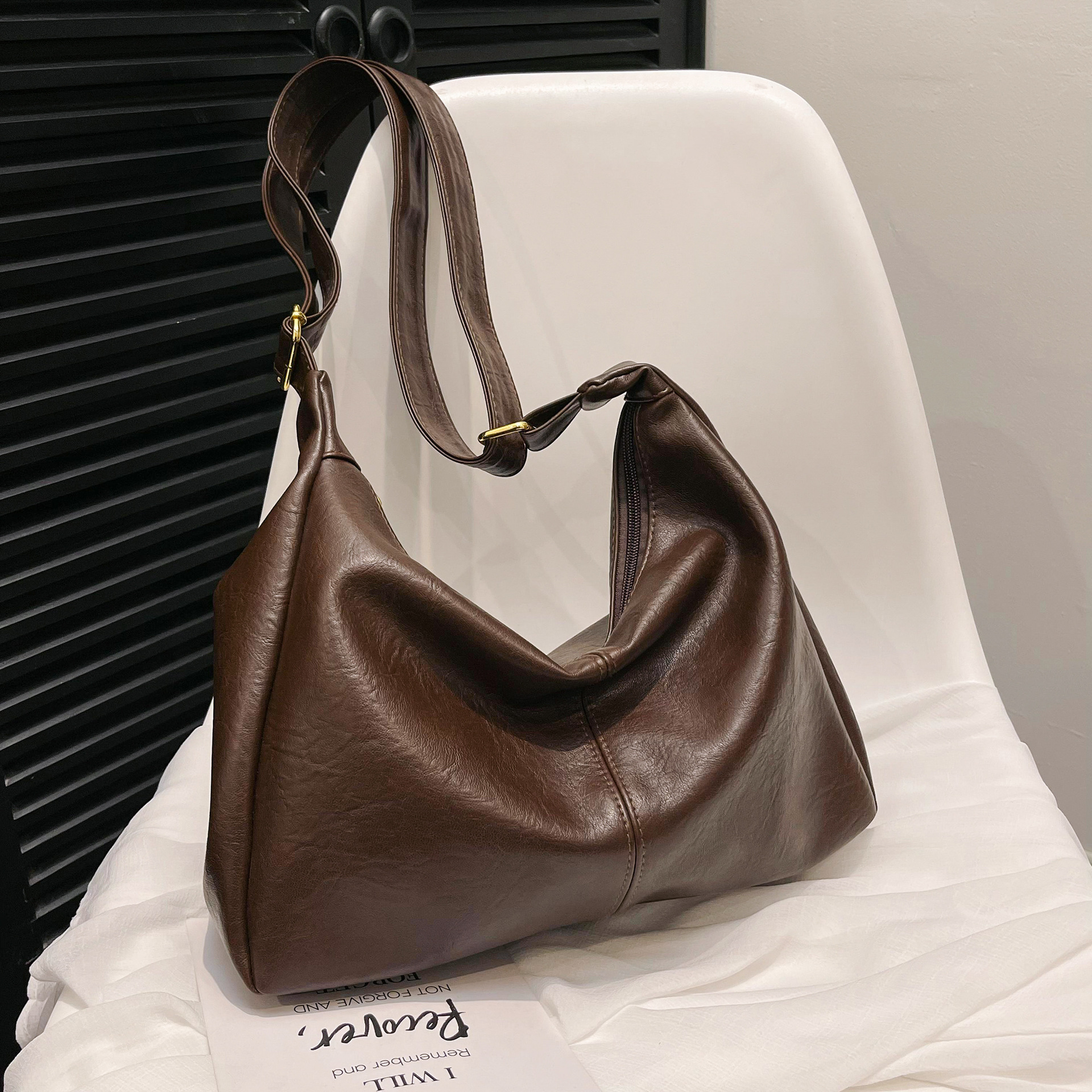 Bolso de gran capacidad mujer 2024 nuevo estilo retro con bolso de cercanías bolso especial de cuero suave bolso de hombro único