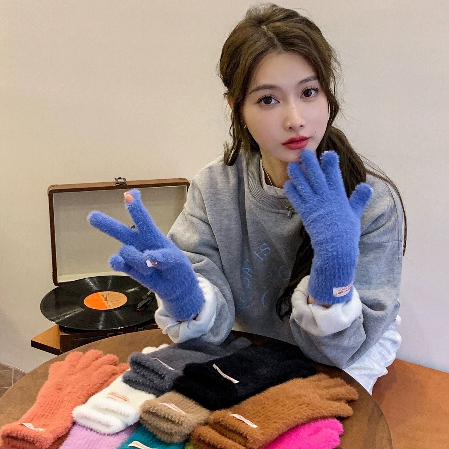 手袋の女性の冬のぬいぐるみの柔らかいモチモチはinsを指します。