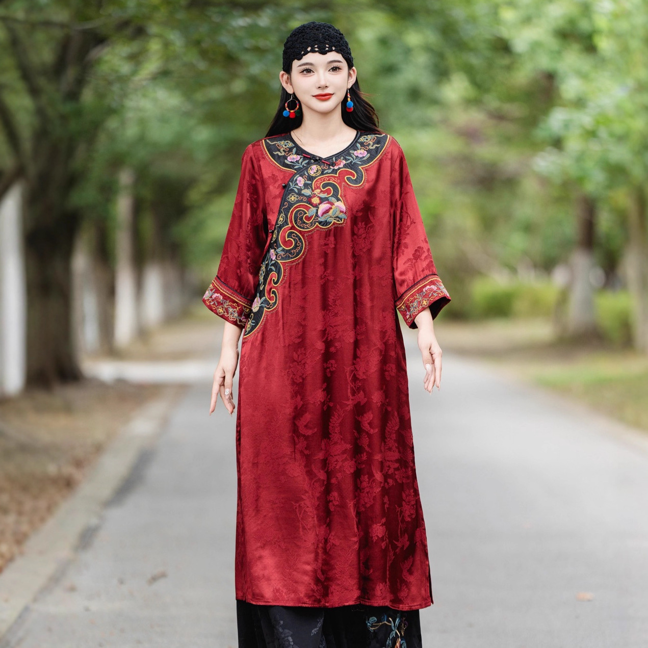 2025秋季新款提花刺绣连衣裙女民族风复古圆领套头显瘦缎面长裙子