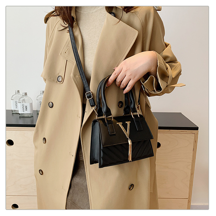 This year, trendy, fashionable and high-quality handbags are in vogue. Women's bags with stylish tassels and unique diagonal patterns are single-shoulder crossbody women's bags undefined