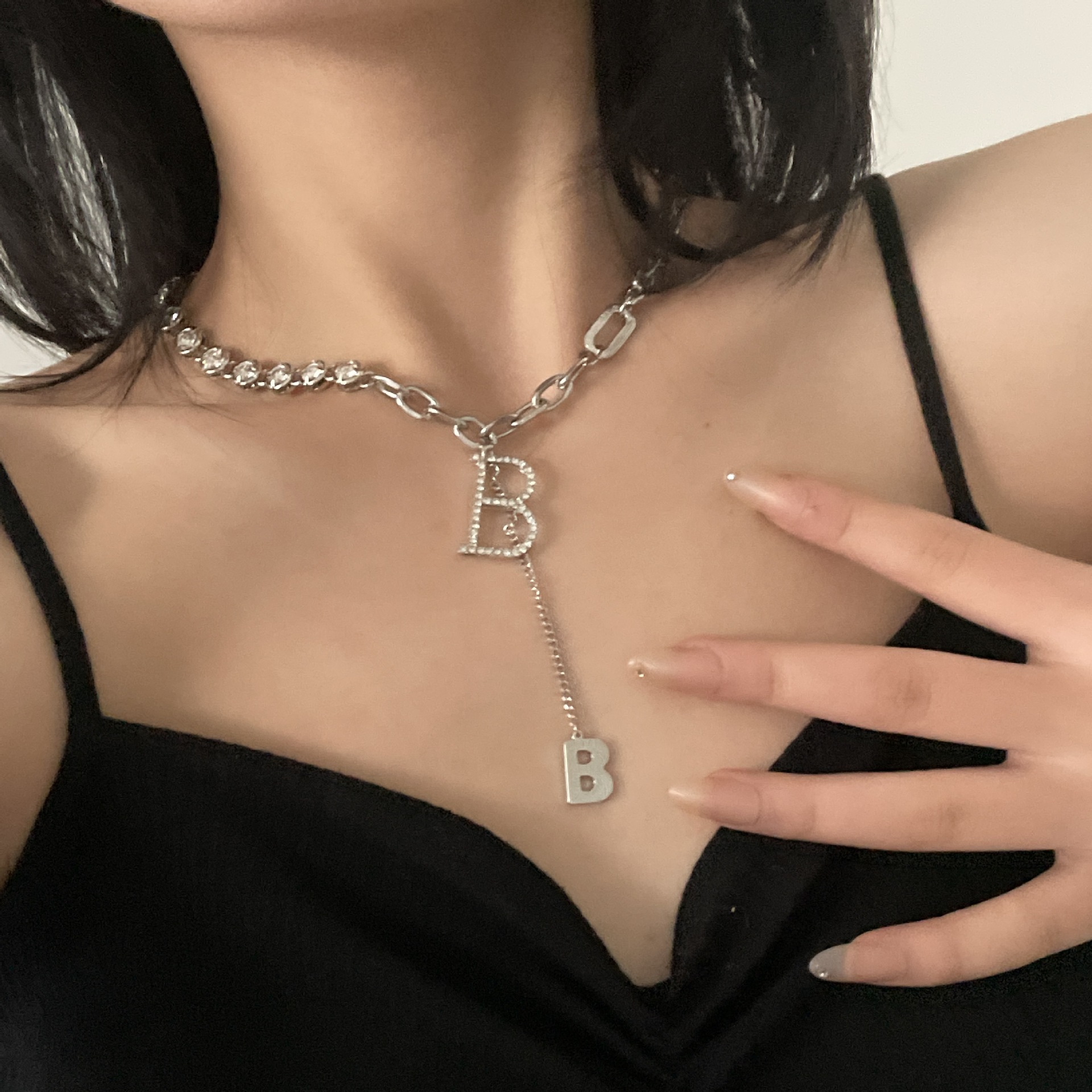 Light Luxury Niche Letter B Stitching Sweater Chain Necklace display picture 5