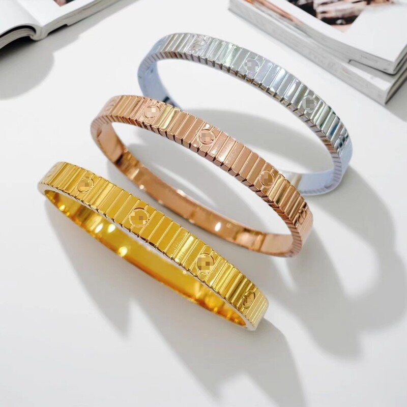 New Striped Non-Fading Titanium Steel Gold Bracelet for Men, Same Style as the Card Version, Popular in Europe and America, Buckle Version, Light Luxury Jewelry for Women