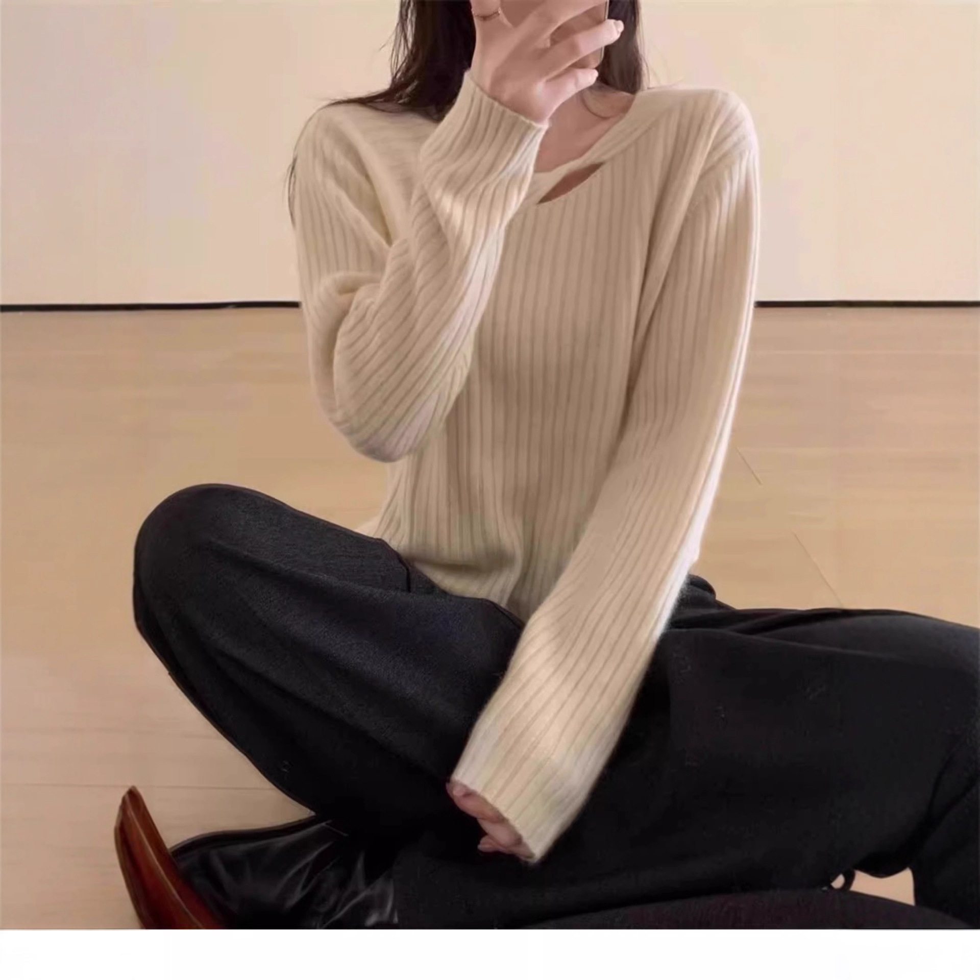2025 nuevo diseño de torsión de hombro suéter de overhead mujeres otoño invierno vestido en el interior con camiseta de punto de manga larga image 4