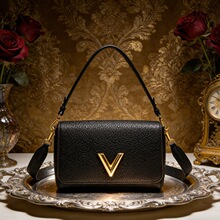 2025新款包女V字扣包饰斜挎单肩手提包高级感小众设计通勤腋下包
