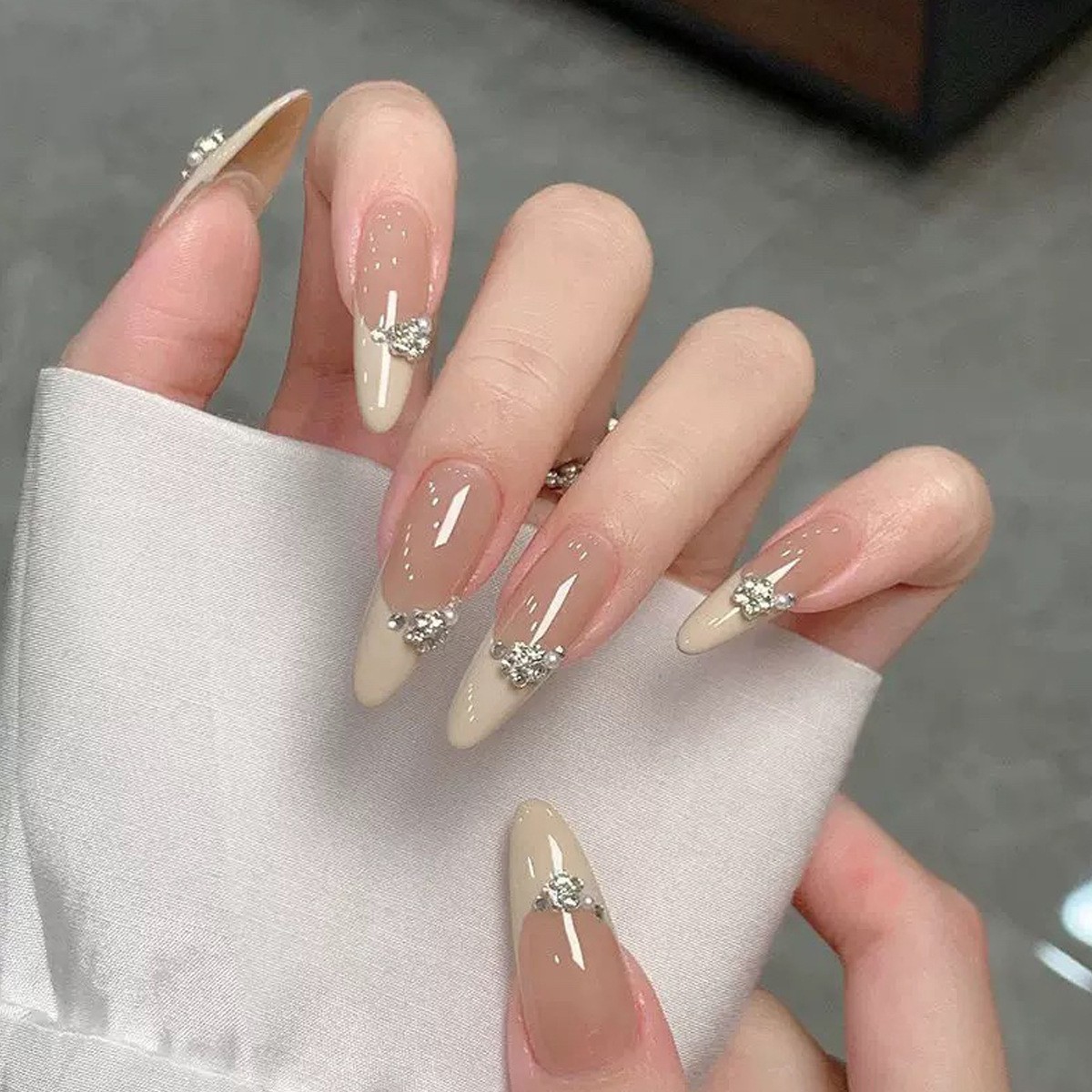 Uñas postizas hechas a mano con diamantes de imitación brillantes, estilo popular, uñas postizas de alta gama, estilo puro y sensual, efecto iluminador, piezas de uñas postizas hechas a mano.