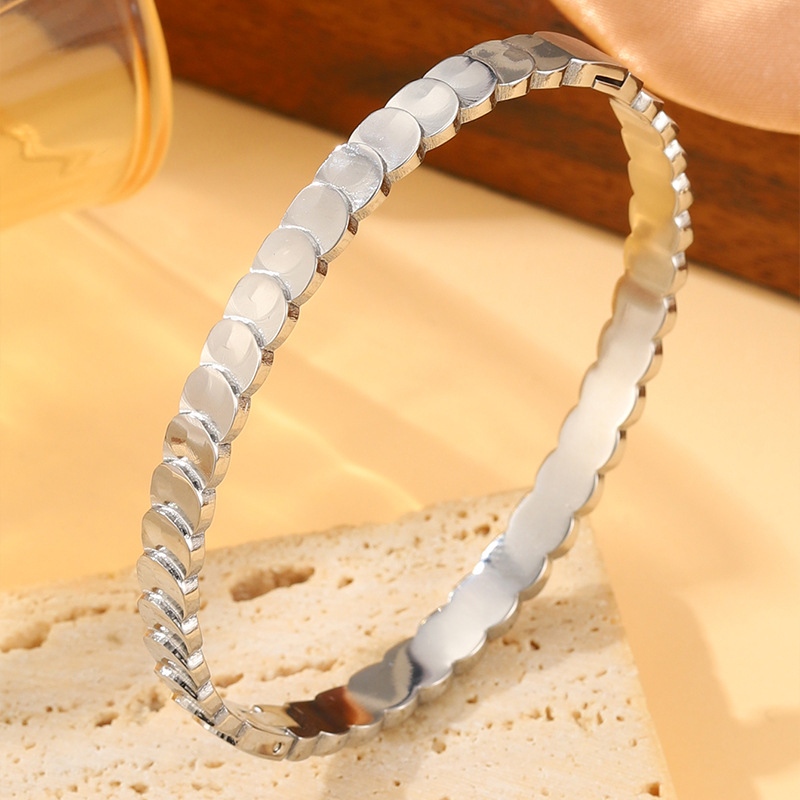 Brazalete de acero de titanio de moda transfronteriza para niñas de alto nivel de sensación de círculo moneda ligera pulsera de lujo pulsera de pop europea y americana