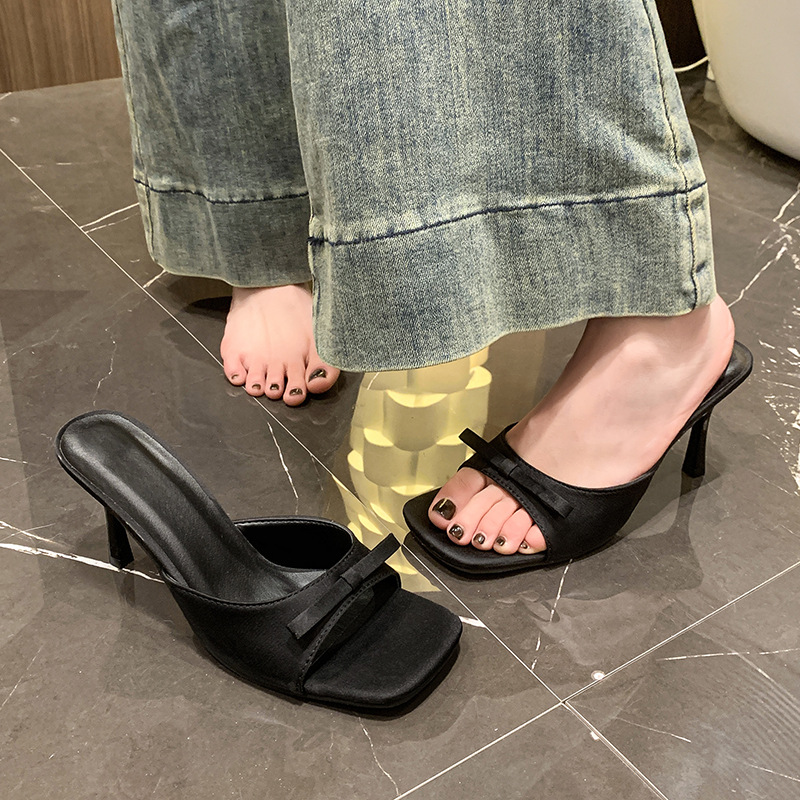 Zapatos de tacón alto, sandalias y pantuflas para mujer 2025 verano nuevo estilo cabeza cuadrada de gran tamaño de una línea, sentido de alta gama, lazo de tacón delgado