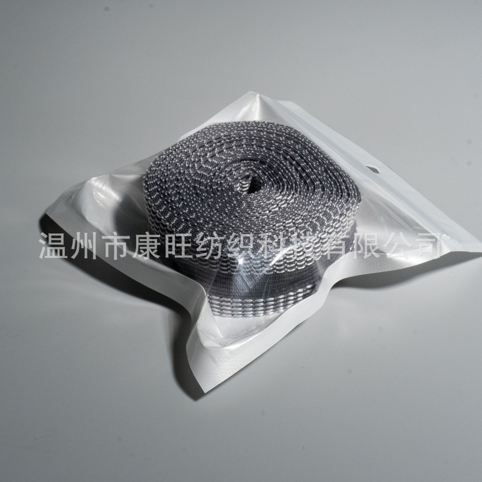 Los pantalones de la fábrica de Wenzhou se pegan en la boca del pantalón se acortan