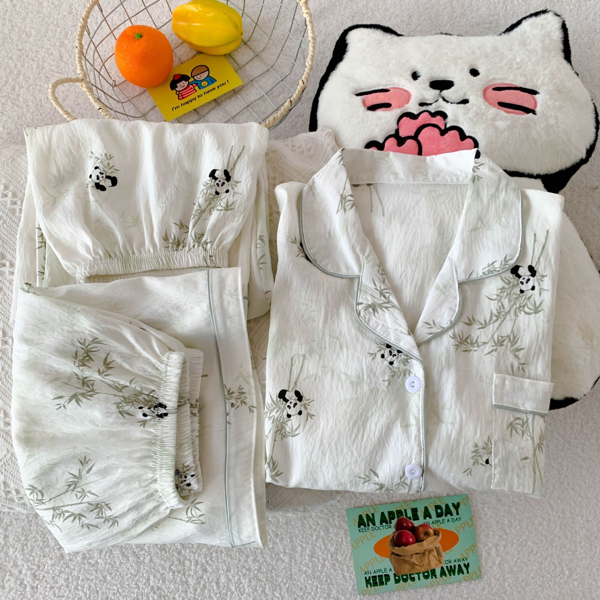Al por mayor transfronterizo nuevo pijama de mujer tres piezas cardigan con solapa mangas cortas pantalones cortos KT gato dibujos animados cubierta de ropa doméstica