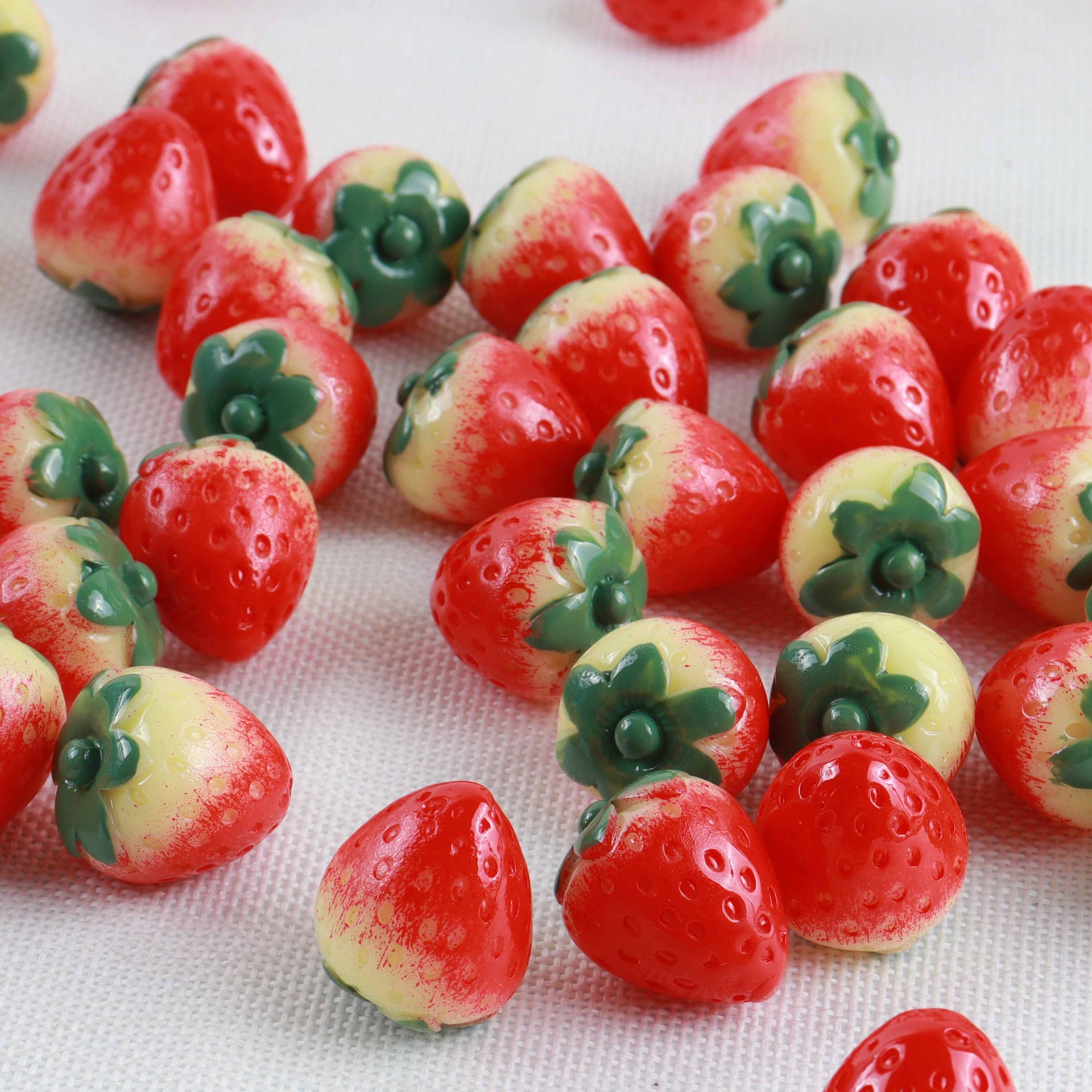 Simulation fruit food and play resin strawberry jewelry accessories three-dimensional micro landscape photography props model keychain material