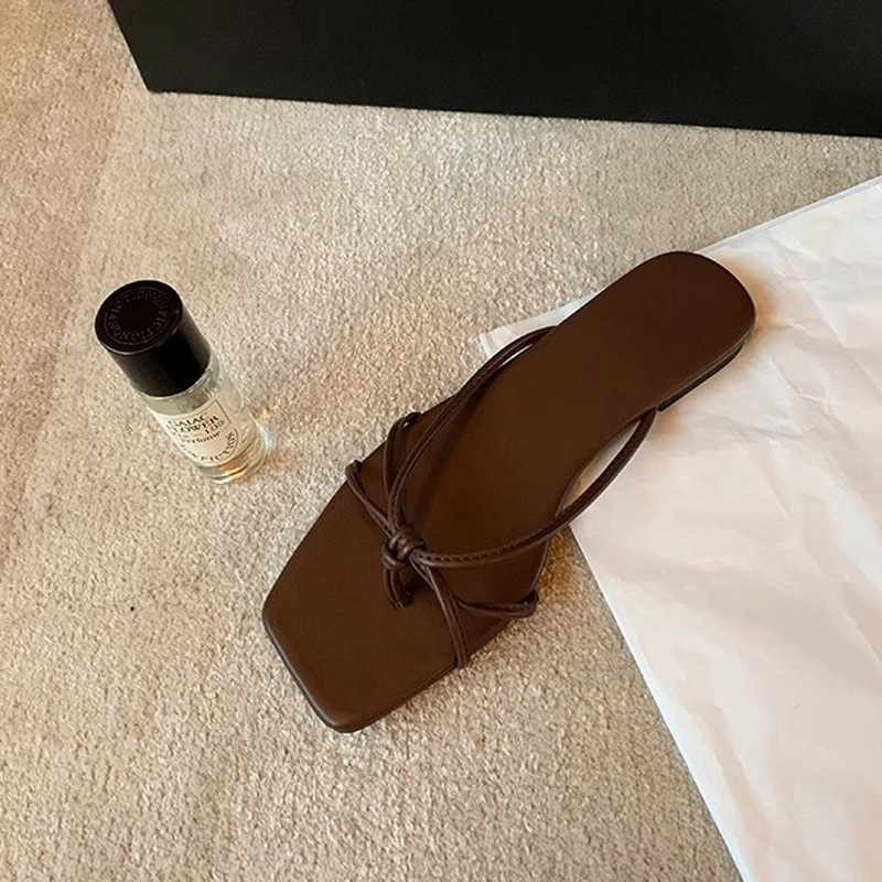 Grava Madre verano nuevo estilo francés cuadrado correa hueco clip tacones gruesos zapatillas frías para mujeres