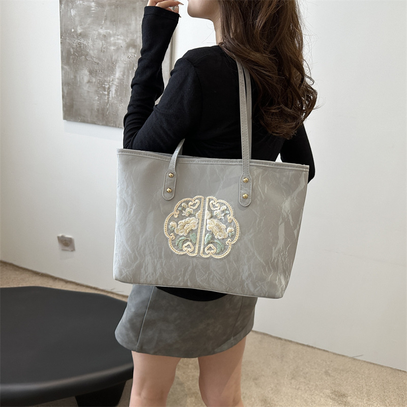 Bolsa de mano de alta calidad de alta capacidad de textura de transporte de verano 2024 nuevo estilo versátil para trabajar bolsas de hombro