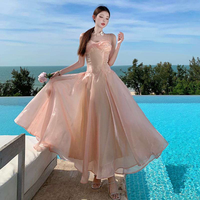French-Style Sweet Pink Suspender Dress with a High-End Glossy Finish, Waist-Cinching Birthday Long Dress, Perfect for Stunning Photos at the Beach