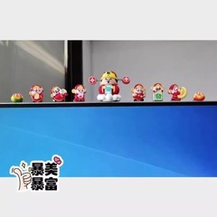 テレビの上でうつ伏せになってテレビのスクリーンを並べてうつ伏せになってコンピュータのディスプレイの上で小さい置物を並べます。