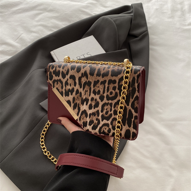2024 nuevo bolso de hombro con estampado de leopardo de diseño de nicho, bolso de axila simple de moda, bolso de mensajero de cadena, bolso femenino personalizado