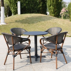 屋外のテーブルと椅子の組み合わせの喫茶店のベランダのテーブルと椅子のアルミニウム合金のレジャーの藤編みの椅子のミルクティーの店の室外の藤の椅子