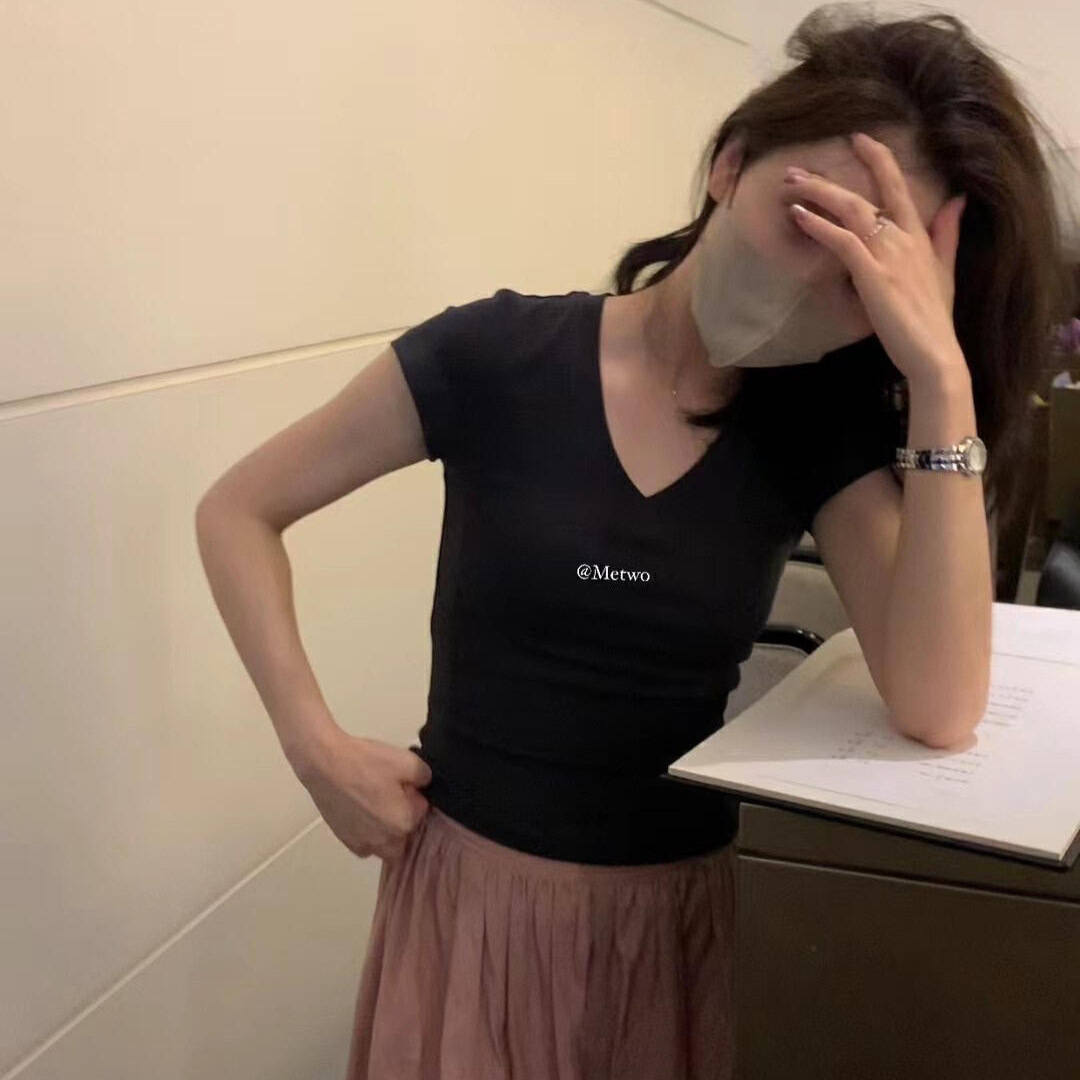 Hers 2025 verano delgado estilo minimal elástico delgado y agradable para la piel todo fósforo con cuello en V camiseta de manga corta top de mujer 20915
