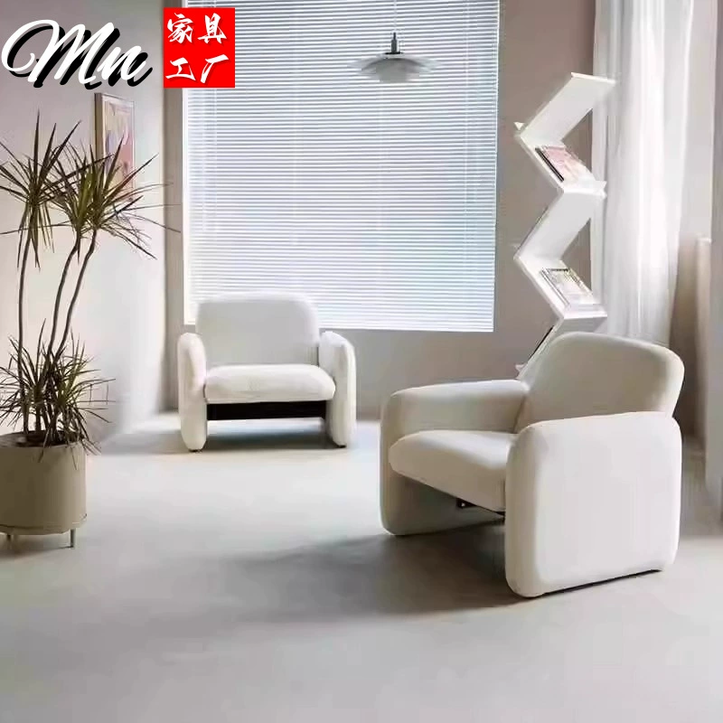 Диван в кремовом стиле, элегантный ресепшн в холле отеля, диван для переговоров в салоне красоты, один стол и два стула, зона ресепшн